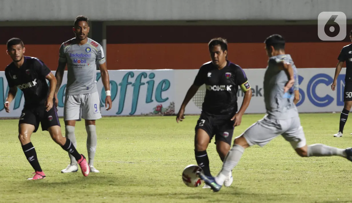 Pemain Persib Bandung Esteban Gabriel Vizcarra (kanan) menendang bola ke arah  gawang Persita Tangerang dan membuahkan gol dalam pertandingan babak penyisihan Grup D Piala Menpora 2021 di Stadion Maguwoharjo, Sleman, Senin (29/3/2021). Persib menang 3-1. (Bola.com/Ikhwan Yanuar)