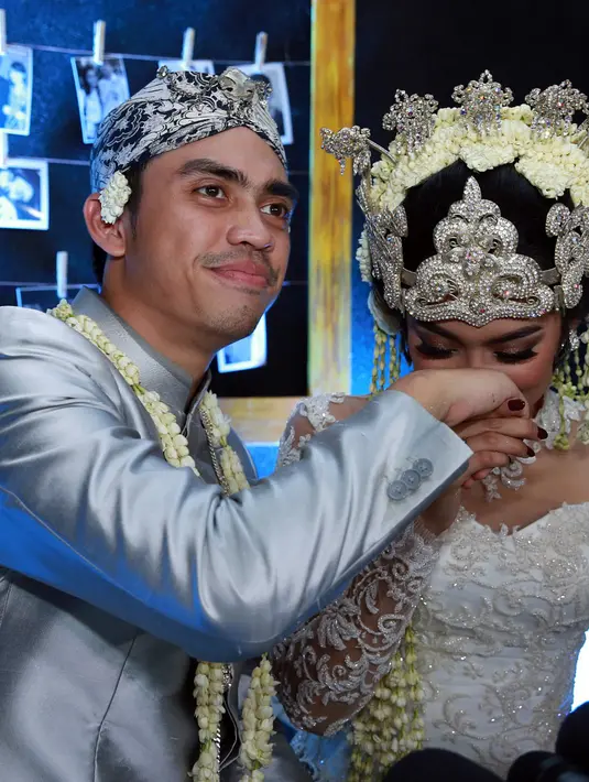 'Alhamdulillah', tutur Ayudia. 'Dulu temenan, sekarang suami isrti, alhamdulillah,' sambung Ditto. (Deki Prayoga/Bintang.com)