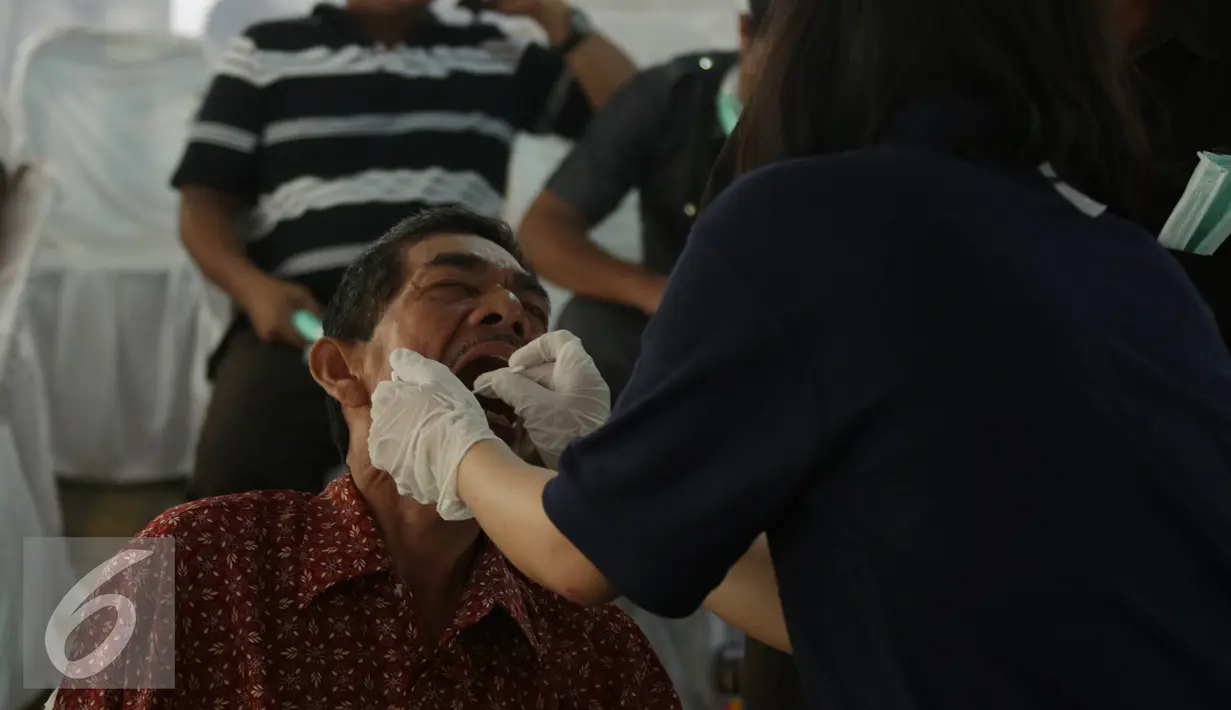 Tim DVI Pus Dokkes Mabes Polri melakukan pengambilan Antemortem keluarga untuk di cocokan dengan Postmortem Jenazah korban kecelakaan Pesawat herkules C-130 di Medan, Jumat (3/7/2015). (Liputan6.com/Johan Tallo)