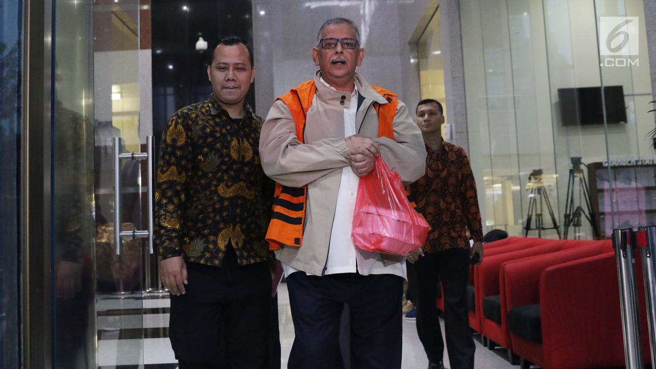 Sambil Bawa Bungkusan, Sofyan Basir Keluar dari Gedung KPK