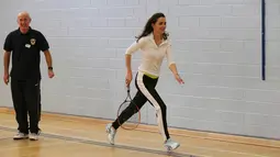 Duchess of Cambridge, Kate Middleton melakukan pemanasan sebelum ambil bagian dalam latihan tenis di Sekolah Tinggi Craigmount, Inggris, Rabu (24/2). Dalam latihan ini, Kate dibimbing oleh ibu petenis dunia Andy Murray, Judy (REUTERS/Andrew Milligan/pool)