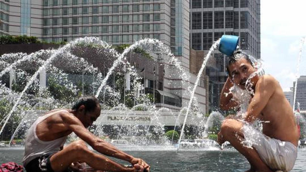 Demo Hari Air, mandi di Bundaran HI