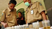 Sejumlah petugas memeriksa sampel urine penghuni sel narkoba, saat razia narkoba oleh Badan Narkotika Provinsi (BNP) Jatim di Lapas Jombang, Jatim. (Antara)