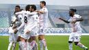 Para pemain AC Milan merayakan gol yang dicetak oleh Rafael Leao ke gawang Sassuolo pada laga Liga Italia di Stadion Mapei, Minggu (20/12/2020). AC Milan menang dengan skor 2-1. (Spada/LaPresse via AP)