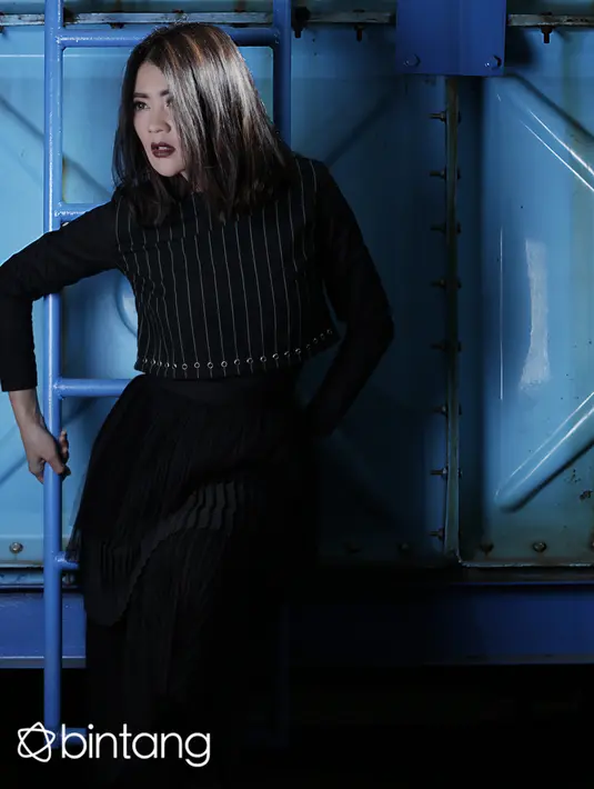 Suasana lokasi syuting video klip dari single terbaru Indah Dewi Pertiwi sempat membuat dirinya merasa ketakutan. (Fathan Rangkuti/Bintang.com)