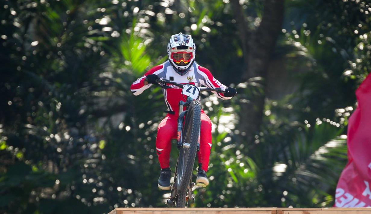 Cabang olahraga (cabor) balap sepeda berhasil menyumbangkan medali pertama untuk Tim Indonesia di SEA Games 2025 Thailand. Rendy Varera yang turun pada nomor Men's Mountain Bike (MTB) Downhill putra berhasil meraih medali perak. (Foto: NOC Indonesia/Tetuko Mediantoro)
