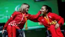 Atlet angkat berat Indonesia, Ni Nengah Widiasih (kanan), bersama peraih emas, Muratli Nazmiye (Turki), kelas -42 kg putri Paralimpiade Rio 2016 di Pavilion 2 Rio Centro, Brasil, Jumat (9/9/2016) dini hari WIB. (Reuters/Ueslei Marcelino)