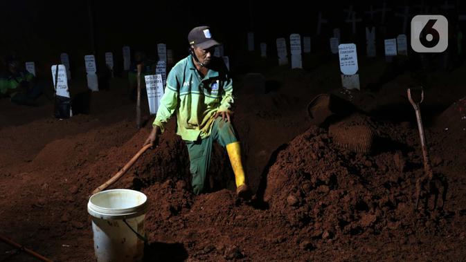 Petugas menyiapkan pemakaman protokol COVID-19 di TPU Pondok Ranggon, Jakarta, Kamis (24/9/2020). Berdasarkan data Kamis (24/9), ada penambahan 4.634 kasus baru sehingga jumlah kasus Covid-19 di Indonesia mencapai 262.022 orang, sembuh 191.853, meninggal 10.105. (Liputan6.com/Helmi Fithriansyah)