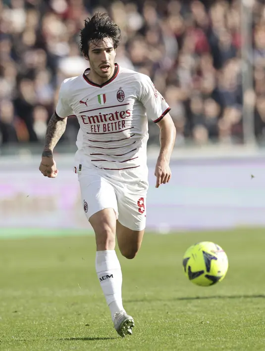 Gelandang AC Milan, Sandro Tonali membawa bola saat bertanding melawan Salernitana pada pertandingan lanjutan Liga Serie A Italia di stadion Arechi di Salerno, Italia, Rabu (4/1/2023). Salernitana tertahan di peringkat 13 dengan 17 angka dari 16 laga. (Alessandro Garofalo/LaPresse via AP)