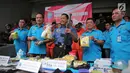 Kepala BNN Komjen Budi Waseso menunjukkan barang bukti terkait kasus penyelundupan narkoba oleh empat jaringan internasional di Kantor BNN, Jakarta, Selasa (10/10). (Liputan6.com/Faizal Fanani)
