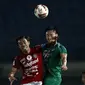 Bek PS Sleman, Arthur Daniel Irawan (kanan) berduel udara dengan gelandang Bali United, Fadil Sausu dalam laga perempatfinal Piala Menpora 2021 di Stadion Si Jalak Harupat, Bandung, Senin (12/4/2021). (Bola.com/Ikhwan Yanuar)