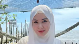 Momen saat Ayana menikmati hidangannya dan tersenyum tipis ke kamera. Memiliki banyak kegiatan di luar ruangan, tidak membuat Ayana menghindari hijab berwarna putih yang cenderung gampang kotor. (Instagram/@xolovelyayana)