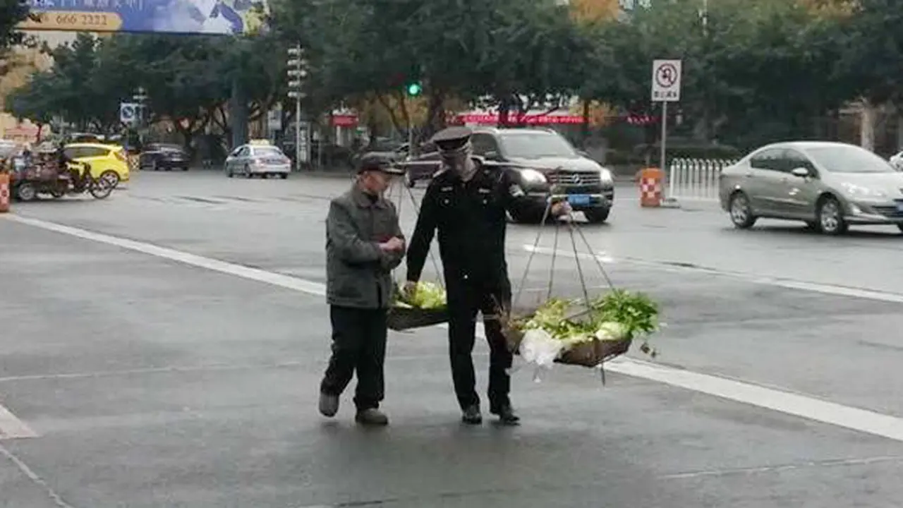 Bantu Pikul Dagangan Pria Tua, Polisi Ini Tuai Pujian Netizen