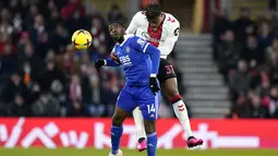 Penyerang Leicester City Kelechi Iheanacho berebut bola dengan bek Southampton, Armel Bella-Kotchap pada pekan ke-26 Liga Premier League Inggris di St. Mary's Stadium, Southampton, Minggu (5/3/2023) dini hari WIB. Adapun gol semata wayang yang diperoleh Southampton tersebut terjadi di menit ke 35 melalui Carlos Alcaraz. (Andrew Matthews/PA via AP)