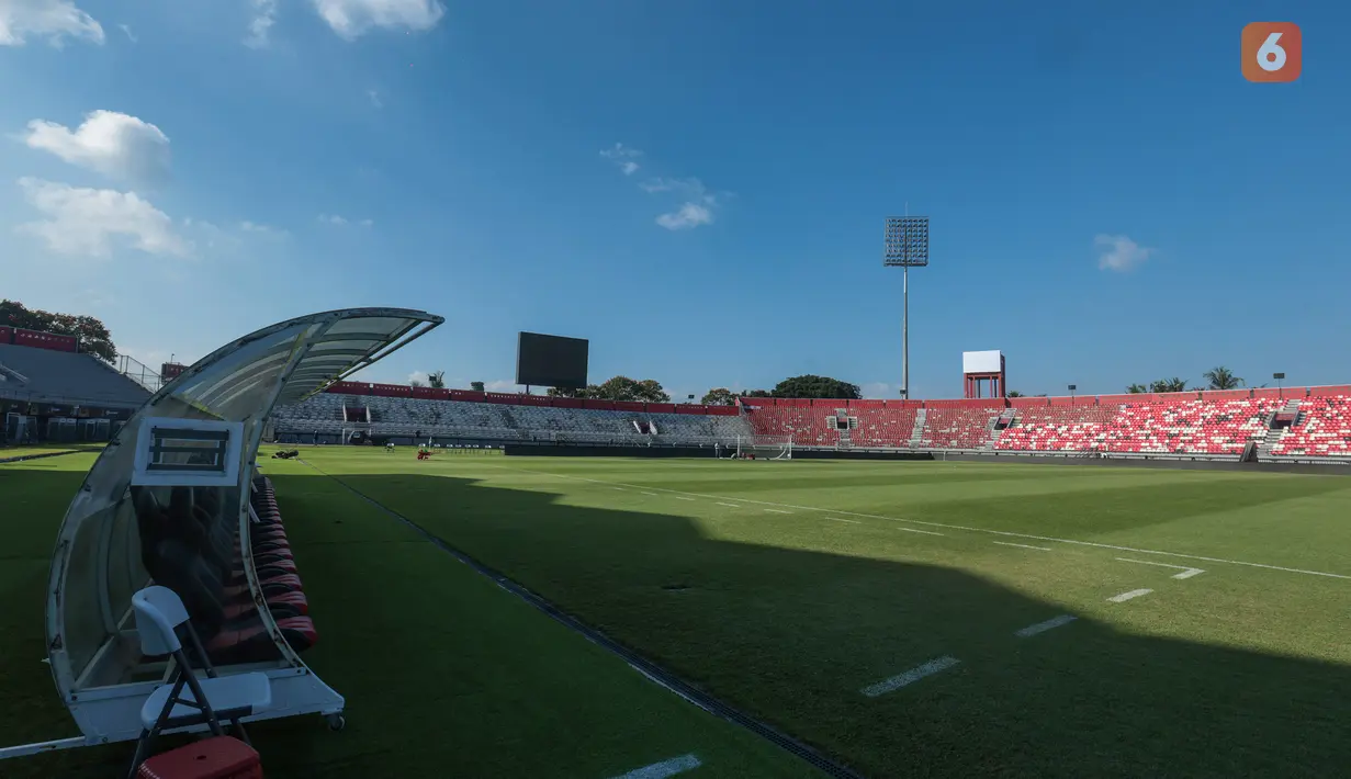 Kondisi Stadion I Wayan Dipta di Gianyar, Bali, Rabu (5/8/2026), sehari menjelang laga final Piala Presiden 2026. Hamparan rumput hijau yang terawat berpadu dengan langit biru cerah menambah kemegahan stadion yang akan menjadi arena final Persebaya Surabaya melawan Persib Bandung serta perebutan tempat ketiga antara Persija Jakarta dan Arema FC. (KLY/Budy Santoso)