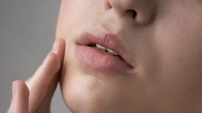 Close up wajah seorang perempuan yang menampilkan bibirnya (Foto Dok: Freepik/freepik)