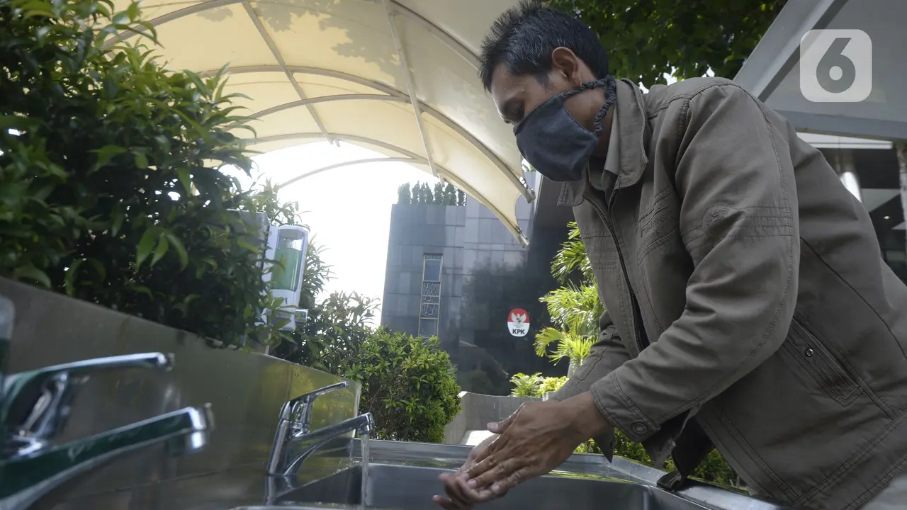 FOTO: KPK Sediakan Fasilitas Cuci Tangan untuk Antisipasi Penyebaran COVID-19