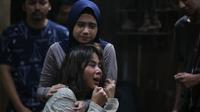 Akting Tissa Biani dan Adinda Thomas dalam film KKN Di Desa Penari. (Foto: Dok. MD Pictures)