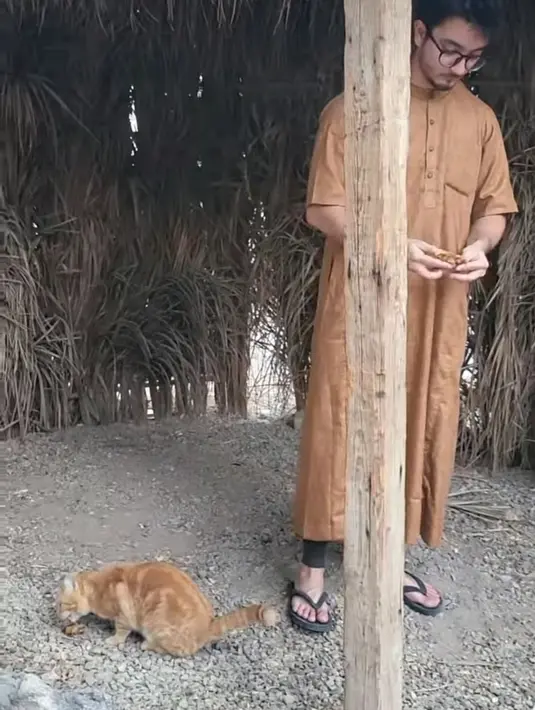 Di sela-sela menjalani ibadah umrah, Brayn Domani memberi makan kucing yang berkeliaran di jalanan