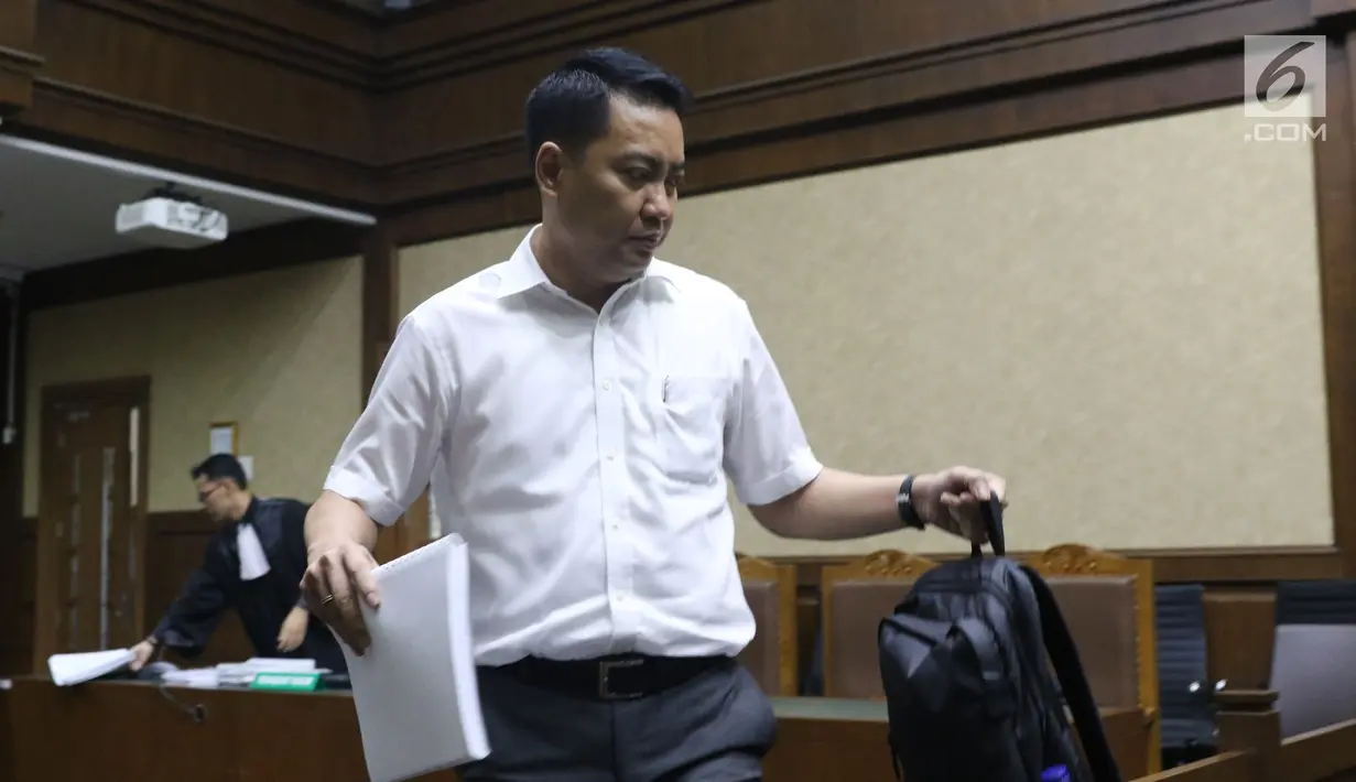 Terdakwa suap pengadaan satelit monitoring Bakamla, Fayakhun Andriadi bersiap menjalani sidang lanjutan di Pengadilan Tipikor, Jakarta, Rabu (7/11). Sebelumnya, JPU KPK menuntut Fayakhun dengan pidana 10 tahun penjara. (Liputan6.com/Helmi Fithriansyah)