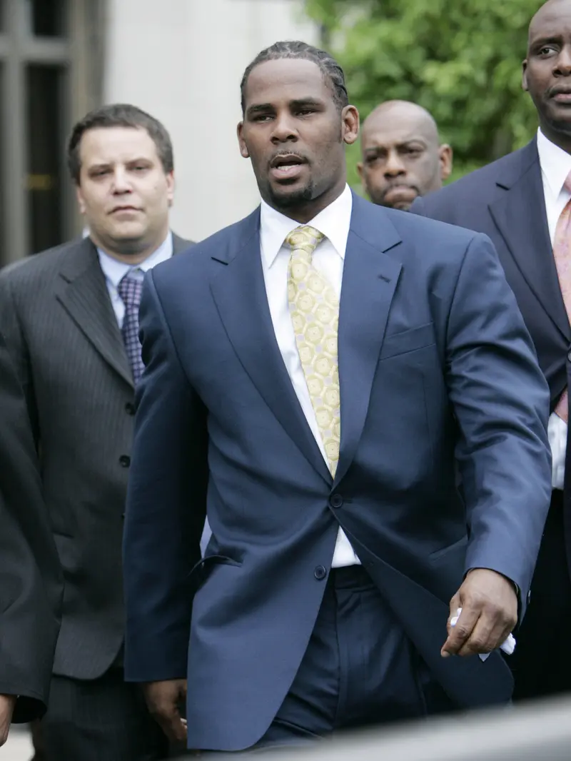 R. Kelly (berdasi kuning) pada 2008. (AP Photo/Nam Y. Huh, File)