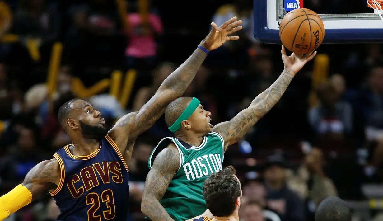  Pemain Cleveland Cavaliers, LeBron James (kiri), mencoba mengganggu pemain Boston Celtics, Isaiah Thomas, saat akan mencetak angka dalam laga NBA di Cleveland, (3/11/2016). (AP Photo/Ron Schane)