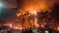 Kericuhan terjadi di depan Kantor DPRD Kota Makassar, Jalan AP Pettarani, Kota Makassar Sulawesi Selatan, pada Jumat (29/8/2025) malam, semakin meluas. Imbasnya gedung para anggota tersebut terbakar. (Foto: Liputan6.com/Fauzan).