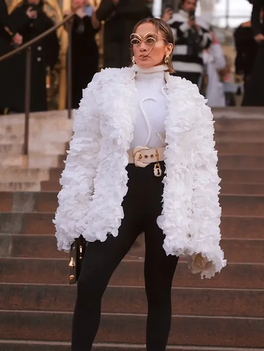 Melengkapi outfitnya, ia juga mengenakan sabuk gembok kren dan emas. Serta sepatu pump beludru hitam dan tas perhiasan anatomi hitam garapan Schiaparelli. [@schiaparelli]