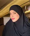 Namun kali ini, beauty influencer ternama tersebut menunjukkan sisi yang berbeda. Dalam momen keberangkatan umrah menyambut tahun 2026, Tasya tampil dengan makeup natural flawless yang jauh dari kesan dramatis, namun justru memancarkan pesona yang lembut dan tenang. [@tasyafarasya].