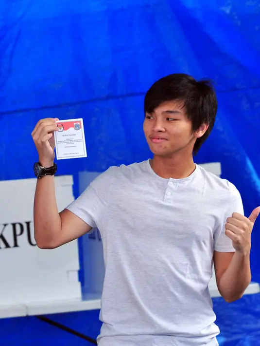 Selain itu, Aldi juga bahagia lantaran bisa berfoto dengan euforia pesta demokrasi seperti halnya yang dilakukan teman-temannya yang lain. Mengingat beberapa waktu lalu Aldi baru saja memasuki usia 17 tahun. (Nurwahyunan/Bintang.com)