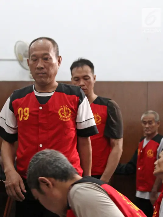 Delapan WN Taiwan terdakwa kasus penyelundupan sabu seberat satu ton mengikuti sidang lanjutan di PN Jakarta Selatan, Kamis (19/4). Sidang vonis ditunda karena hakim belum siap dengan putusannya. (Liputna6.com/Herman Zakharia)