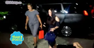 Kondisi Julia Perez malam ini dikabarkan kritis. Maia Estianty datang untuk memberikan deposit biaya sebesar Rp 100 Juta 