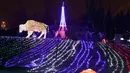 Seni instalasi cahaya lampu menghiasi sebuah taman di Minsk, Belarus (5/2). Setelah matahari terbenam empat puluh pameran seni instalasi lampu menghiasi seluruh taman di Belarus. (AP Photo/Sergei Grits)
