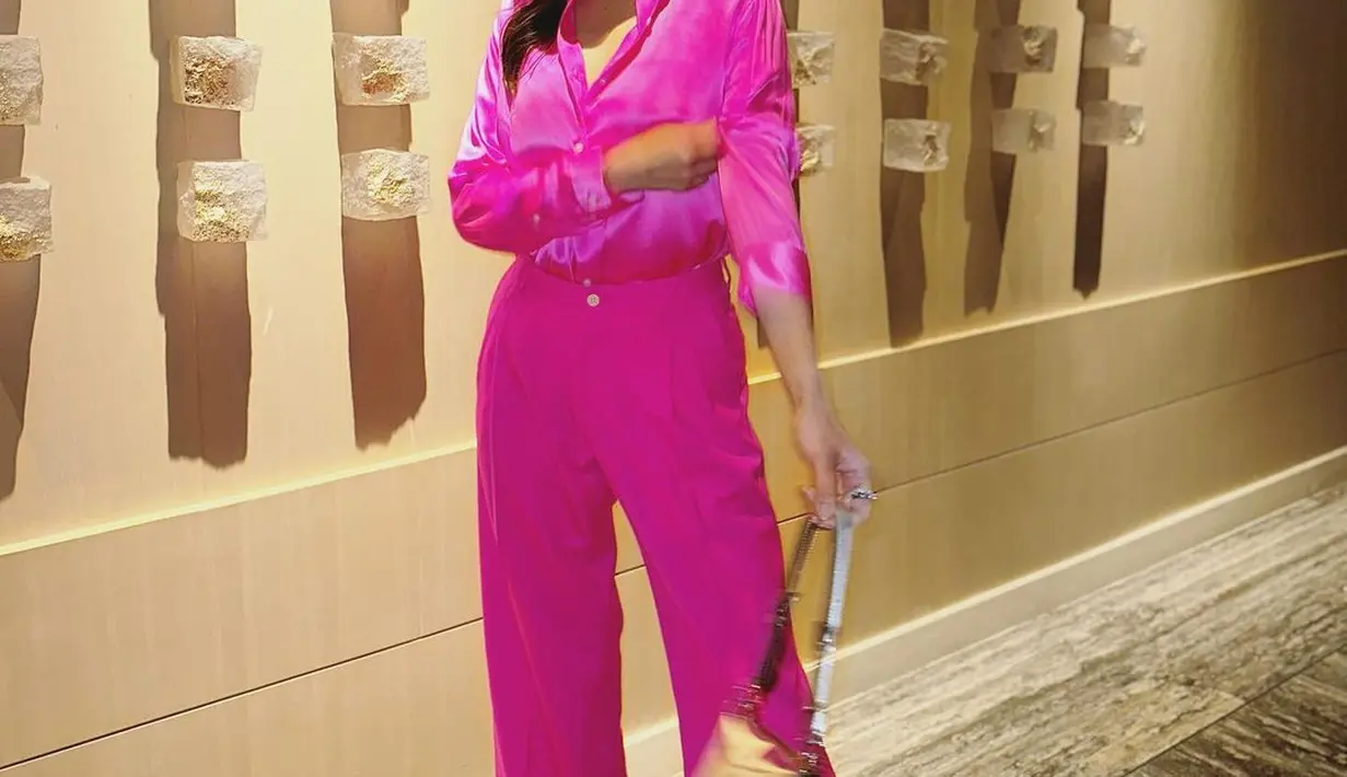 Raline Shah memang tak pernah gagal tampil bak boneka hidup. Kali ini, ia tampil sangat cantik dengan outfit monokrom; atasan satin bernuansa pink neon, dipadu dengan celana panjang yang senada. Foto: Instagram.
