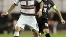 Gelandang Portugal, Joao Moutinho mengontrol bola dari kawalan Kroasia, Luka Modric pada pertandingan UEFA Nations League di stadion Poljud di Split, Kroasia, Selasa (17/11/2020). Portugal menang tipis atas Kroasia 3-2. (AP Photo / Darko Bandic)