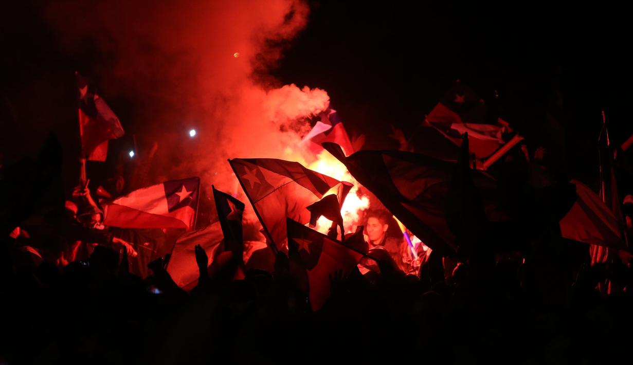 Pesta warga Cile di jalanan kota Santiago, Cile. (EPA/Elvis Gonzalez)