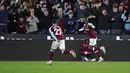 Bek West Ham United, Kurt Zouma (kanan) berselebrasi usai mencetak gol ke gawang Liverpool pada pertandingan lanjutan Liga Inggris di stadion London (8/11/2021). West Ham menang tipis atas Liverpool 3-2. (AP Photo/Ian Walton)