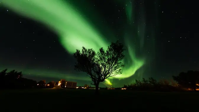 Ilustrasi aurora di Islandia. (Unsplash/ Alin Rusu)