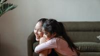 Selain dampak psikologis, orangtua bekerja memiliki dampak positif dan negatif lain yang mungkin dirasakan oleh anak. (Foto: Pexels.com/Ketut Subiyanto)