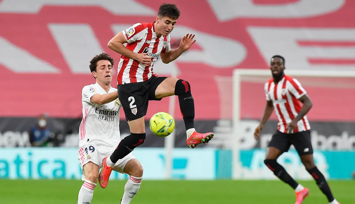 Para pemain Real Madrid merayakan gol yang dicetak oleh Nacho Fernandez ke gawang Athletic Bilbao pada laga Liga Spanyol di Stadion San Mames, Minggu (16/5/2021). Real Madrid menang dengan skor 1-0. (AFP/Ander Gillenea)