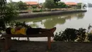 Warga terlihat tidur dipinggir Setu Babakan, Jakarta, Sabtu (14/3/2020). Kawasan Setu Babakan ditutup sementara menyusul instruksi Gubernur DKI Jakarta yang menutup sejumlah lokasi wisata selama 14 hari kedepan sebagau antisipasi penyebaran virus COVID-19. (Liputan6.com/Helmi
Fithriansyah)