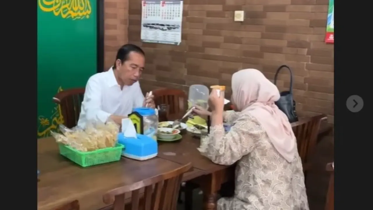 Hari Kedua Usai Pensiun |Jadi Presiden, Jokowi Asyik Makan di Warung Soto Bareng Iriana