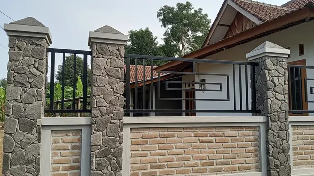 Model Pagar Rumah di Kampung dengan Pilar Batu Andesit (AI Generated)