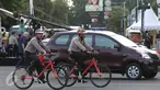 Polisi saat melakukan patroli menggunakan sepeda di Kawasan Bundaran HI, Jakarta, kamis (31/12). Kegiatan ini untuk  perayaan pergantian tahun baru. (Liputan6.com/Angga Yuniar)