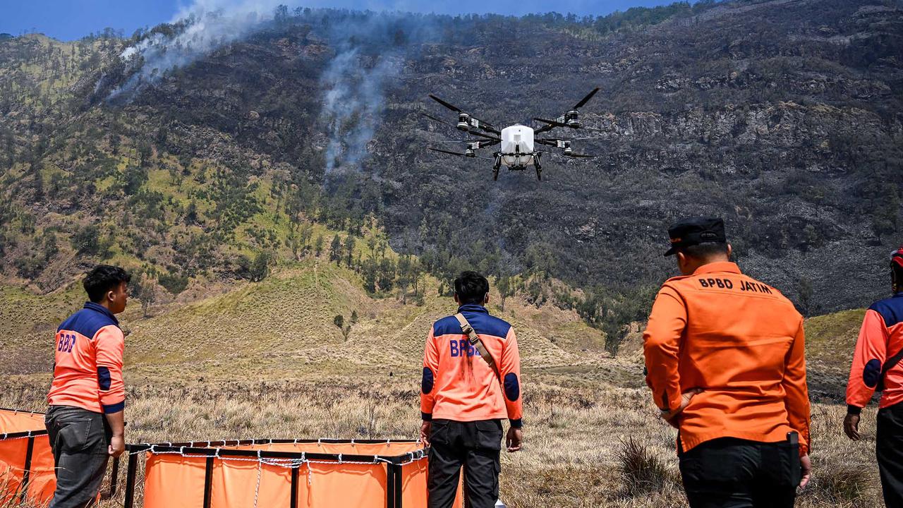 Pemadaman Terus Dilakukan Cegah Api Meluas di Gunung Bromo