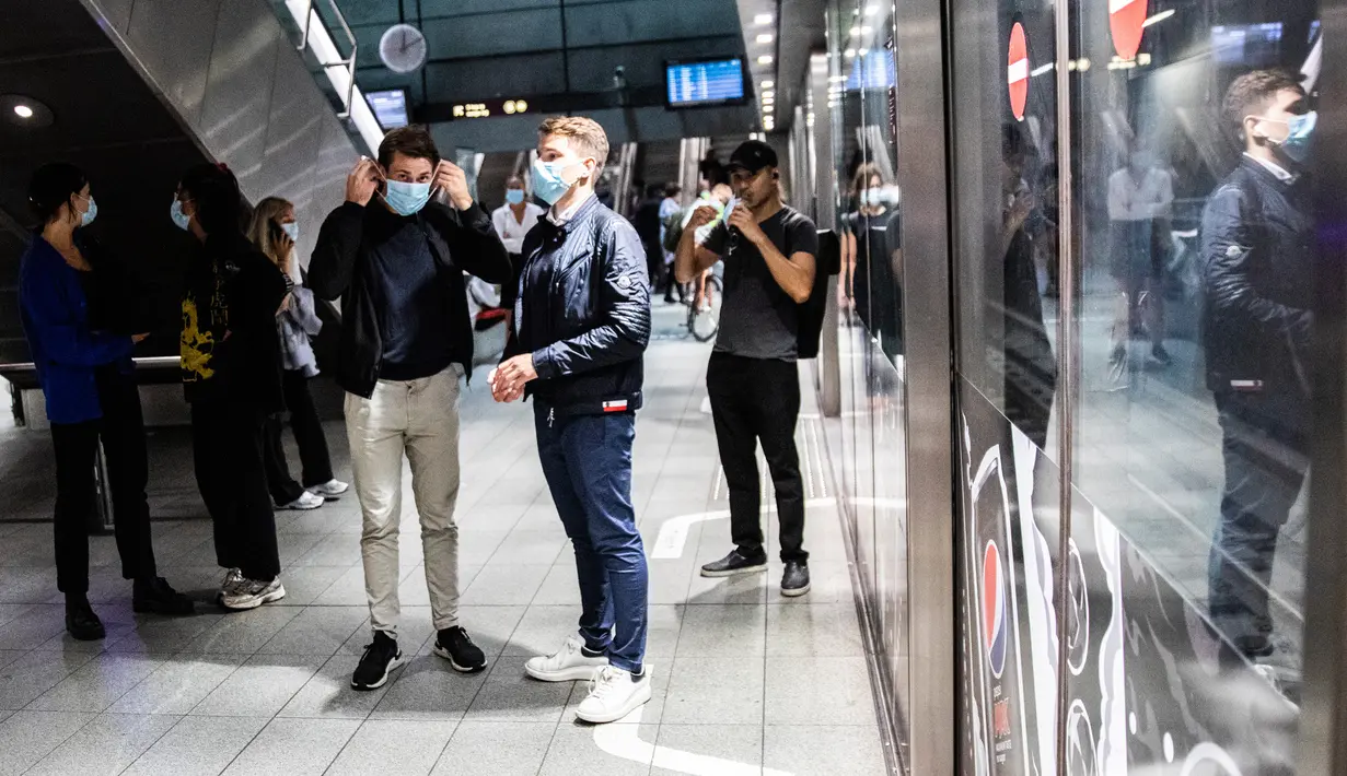 Orang-orang yang menaiki Metro mengenakan masker di Kopenhagen Sabtu (22/8/2020) dini hari. Pemerintah Denmark telah mewajibkan pemakaian masker di semua angkutan umum untuk mencegah penyebaran Covid-19 mulai Sabtu (22/8) ini.  (Olafur Steinar Rye Gestsson/Ritzau Scanpix via AP)