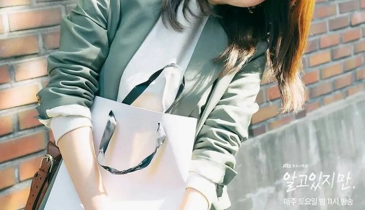 Han So He terlihat manis dengan paduan blazer warna hijau dan t-shirt warna cream. (Instagram/hansoohefanpage).