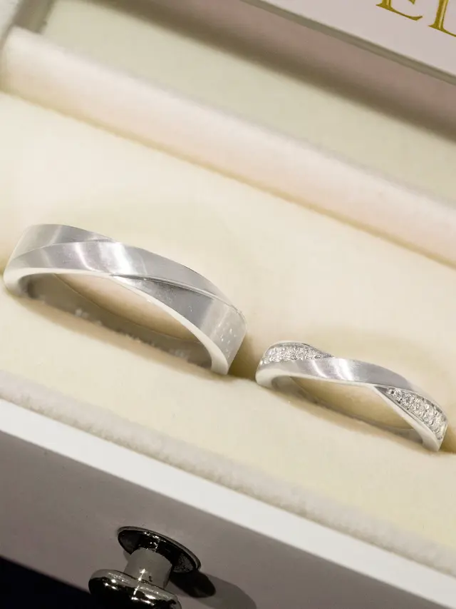 Detail Cincin Kawin DJ Patricia Schuldzt yang Berhias 12 Berlian