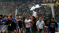 Walikota Bandung, Ridwan Kamil membawa trofi usai menjuarai Piala Presiden di Stadion Utama Gelora Bung Karno, Jakarta, Minggu (18/10/2015). Persib berhasil mengalahkan Sriwijaya FC Palembang dengan skor 2-0. (Liputan6.com/Yoppy Renato)