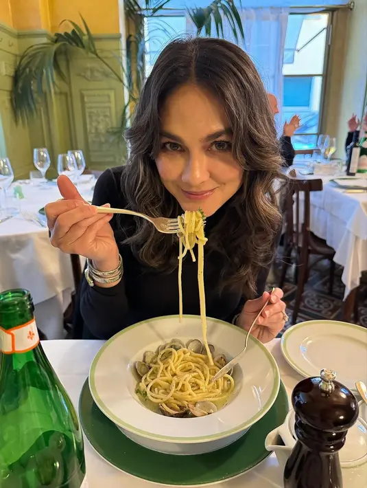 Di foto ini, Luna menikmati makanannya dengan penampilan simpel nan cantik. Ia mengenakan turtleneck hitam yang super simpel namun elevated ketika Luna menambahkan detail aksesori berupa gelang dan cincin, serta makeup yang tak berlebihan. [Foto: Instagram/lunamaya]